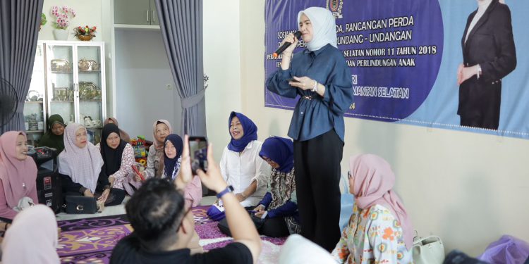 Wakil Ketua DPRD Kalsel Desy Oktavia Sari saat sosialisasi Perda Nomor 11 Tahun 2018 tentang Pemberdayaan Perempuan dan Perlindungan Anak. (foto : istimewa)