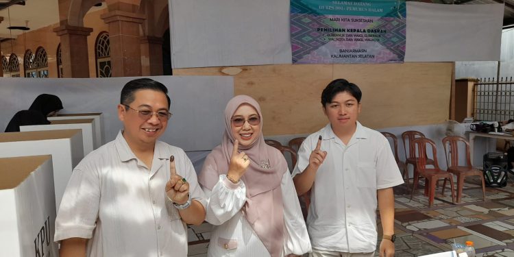 Walikota Banjarmasin H Ibnu Sina dan istri Siti Wasilah serta sang anak usai mencoblos Pilgub dan Pilwali. (foto : shn/seputaran)