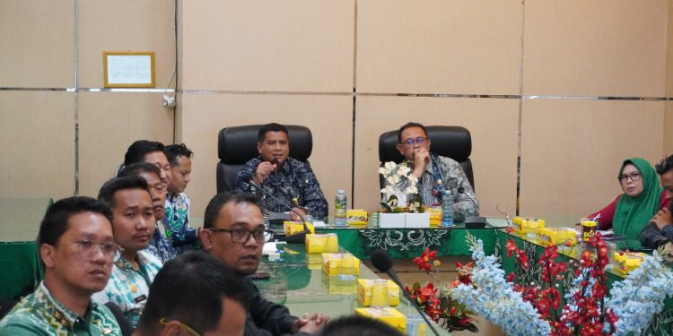 Kepala Kantor Pertanahan Banjarbaru, Dr. Ahmad Suhaimi saat menjadi narsum pada Rakor sekaligus Sosialisasi. (foto : istimewa)