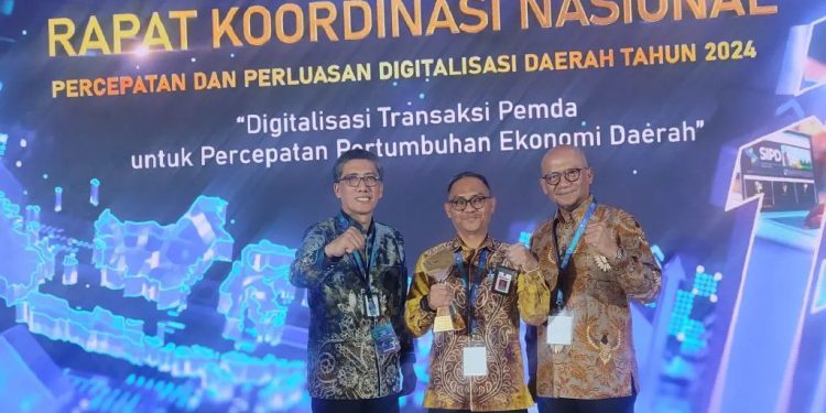 Direktur Utama Bank Kalsel Fachrudin (Kiri) Dalam Rakornas P2DD. (foto : istimewa)