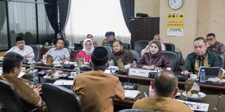 Komisi IV DPRD Kalsel rapat kerja dengan Disdikbud Kalsel bersama UPTD Disdik Kalsel. (foto : istimewa)