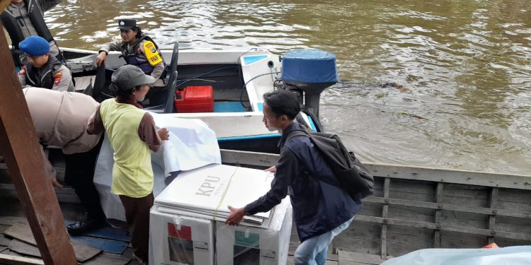 Petugas saat mendistribusikan logistik Pilkada ke Sungai Gampa. (foto : shn/seputaran)