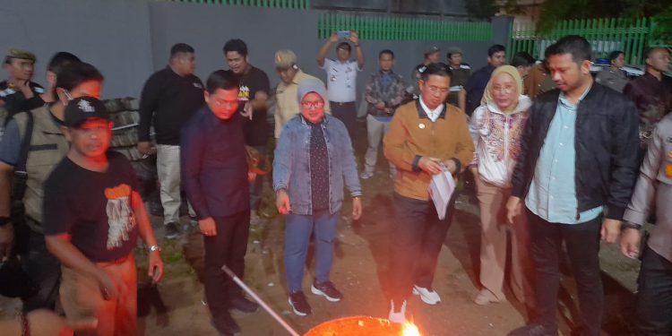 KPU Banjarmasin saat membakar surat suara yang rusak. (foto : shn/seputaran)