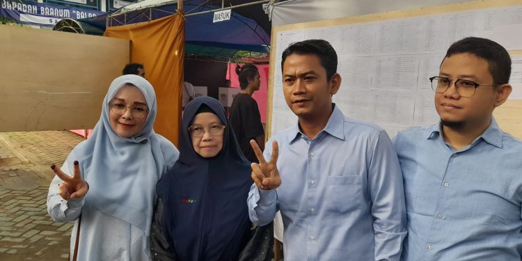 Calon Walikota Banjarmasin HM Yamin didampingi ibu dan istrinya serta kerabat saat menyalurkan suara di TPS. (foto : shn/seputaran)