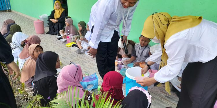 Pembagian makan siang gratis di salah satu sekolah di Banjarmasin. (foto : shn/seputaran)