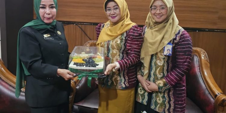 Penjabat (Pj) Sekda Kota Banjarbaru, Nurliani menerima silaturahmi dari Kepala Bank Kalsel Cabang Banjarbaru Khairunnisa di ruang kerja Sekda Kota Banjarbaru. (foto : istimewa)