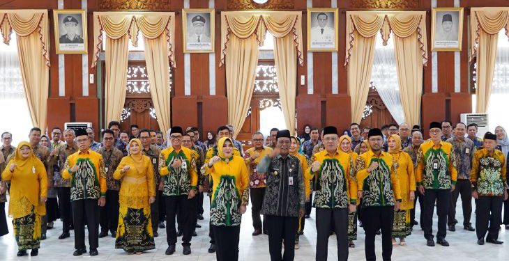 Gubernur Kalsel H Sahbirin Noor atau Paman Birin foto bersama usai pelantikan direksi Bank Kalsel. (foto : istimewa)