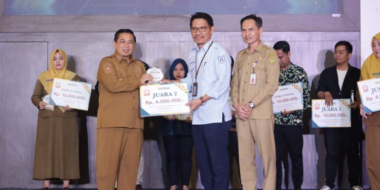 Penyerahan hadiah juara oleh Walikota Banjarmasin H Ibnu Sina. (foto : istimewa)