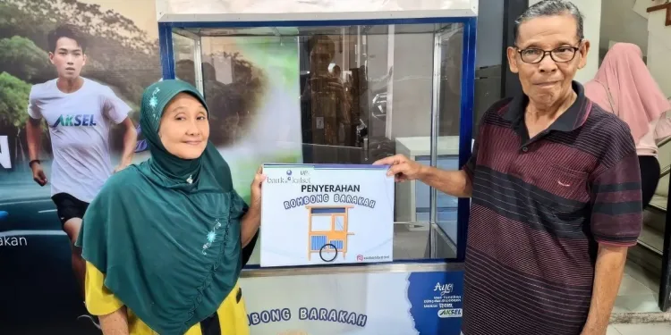 Salah satu penerima rombong barakah Bank Kalsel. (foto : istimewa)