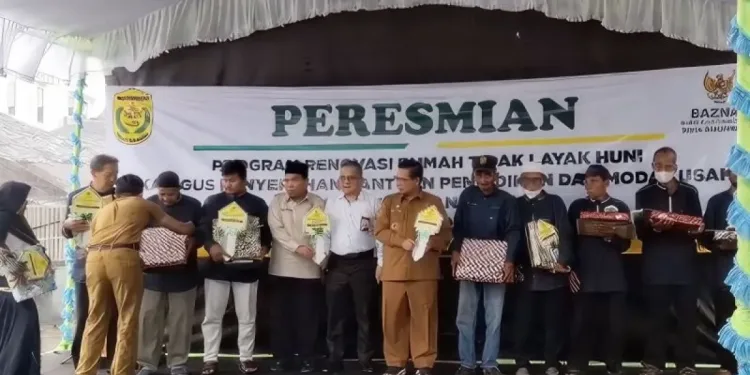 Peresmian renovasi rumah tak layak huni yang menerima bantuan perabot dari Bank Kalsel. (foto : istimewa)