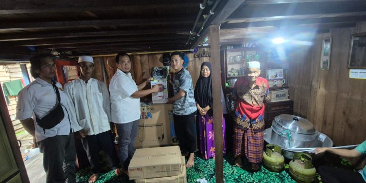 Penyerahan bantuan di sela sosialisasi pencegahan radikalime dan terorisme. (foto : shn/seputaran)