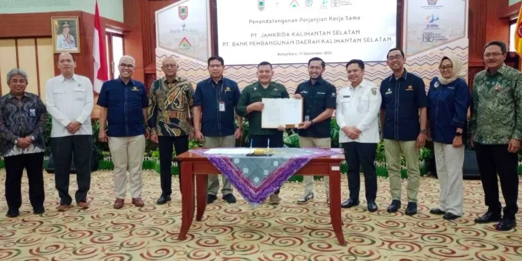 Penandatanganan perjanjian kerjasama (PKS) Penjaminan (Kafalah) Kredit Usaha Rakyat (KUR) Syariah, antara Bank Kalsel dan Jamkrida Kalsel, di gedung Idham Khalid Banjarbaru. (foto : istimewa)