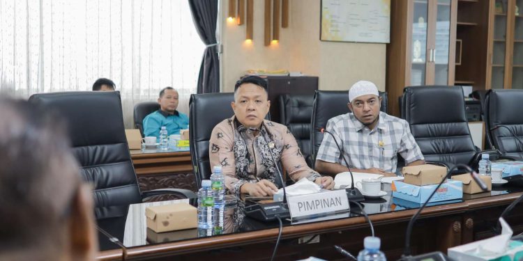 Komisi III DPRD Kalsel menerima kunjungan kerja dari Komisi III DPRD Tabalong. (foto : istimewa)