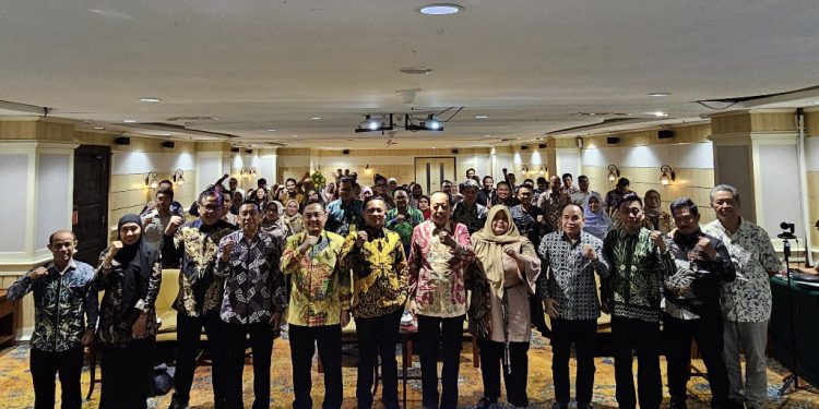 Foto bersama di sela kegiatan inventarisasi usulan topik kajian 2025. (foto : istimewa)