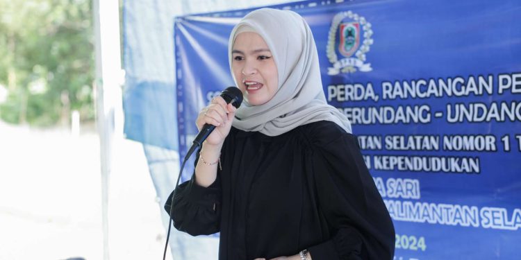 Wakil Ketua DPRD Kalsel Desi Oktaviasari mensosialisasikan Perda Administrasi Kependudukan. (foto : istimewa)