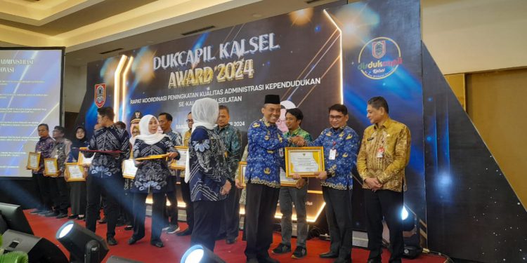 Kepala Disdukcapil Banjarmasin Yusna Irawan saat terima penghargaan Dukcapil Award 2024. (foto : shn/seputaran)