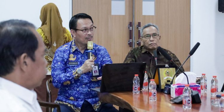 Komisi II DPRD Kalsel saat berkunjung ke Samsat Tabalong. (foto : istimewa)