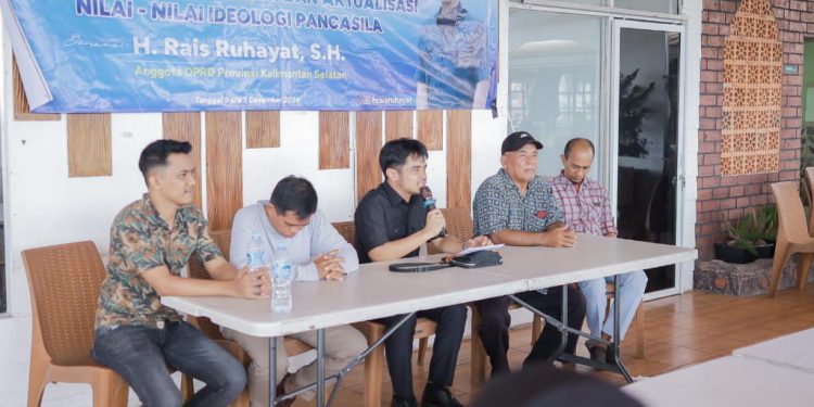 Ketua Komisi I DPRD Kalsel H Rais Ruhayat saat menggelar Sosialisasi Revitalisasi dan Aktualisasi Nilai-nilai Ideologi Pancasila. (foto : istimewa)