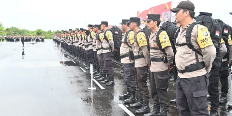 Personel Polda Kalsel saat apel pengembalian pasukan pengamanan pemungutan suara ke Mako Polda Kalsel. (foto : istimewa)