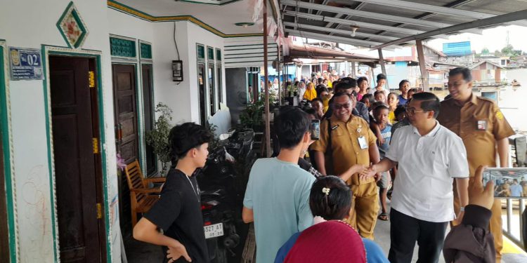 Walikota Banjarmasin H Ibnu Sina saat memantau dan menerima keluhan warga terkait Titian Gusti Galuh. (foto: shn/seputaran)