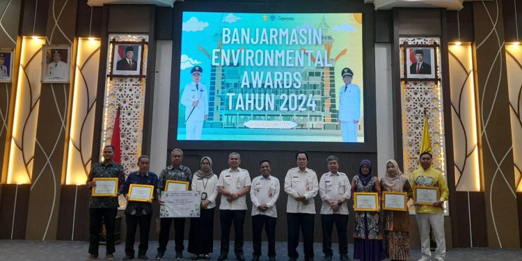 Penerima Banjarmasin Enviromental Awards 2024 saat foto bersama dengan Wakil Walikota Banjarmasin H Supian Arifin Noor. (foto : shn/seputaran)