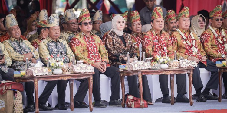 Wakil Ketua DPRD Kalsel Desy Oktavia Sari beserta anggota menghadiri puncak Harjad ke-74 HSS di Lapangan Lambung Mangkurat Kandangan. (foto : istimewa)