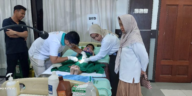 Salah satu anak saat proses sunat di sunatan massal RS Sari Mulia. (foto : shn/seputaran)