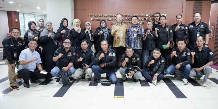 Direktur Pengelolaan Media Kementerian Komunikasi dan Digital RI Nursodik Gunarjo berfoto bersama Sekretaris DPRD Kalsel Muhammad Jaini  serta anggota Pressroom DPRD Kalsel. (foto : istimewa)