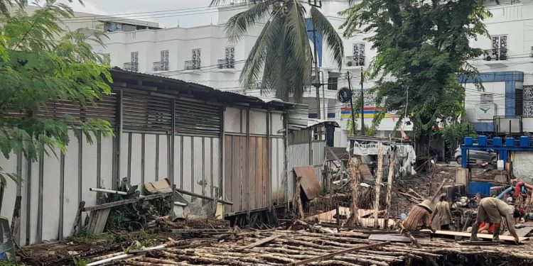 Proyek pembangunan pintu air Sungai Belasung. (foto : shn/seputaran)