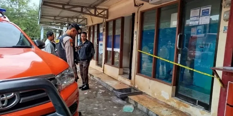 Mesin ATM Bank Kalsel yang diduga hendak dibobol. (foto : istimewa)