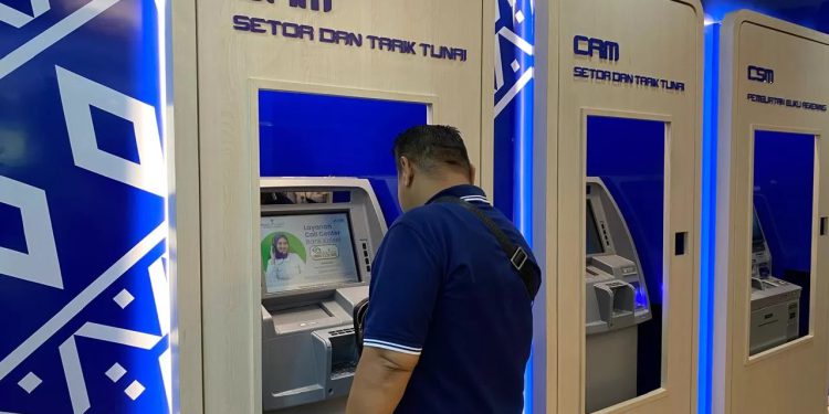 Mesin ATM Bank Kalsel saat digunakan nasabah. (foto : istimewa)