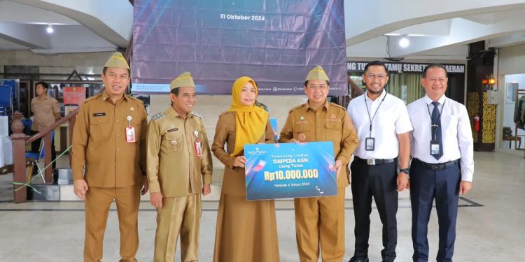 Penyerahan hadiah undian Simpedes Bank Kalsel oleh Walikota Banjarmasin Ibnu Sina didampingi Wakil Walikota Arifin Noor dan Sekdako Ikhsan Budiman. (foto : istimewa)