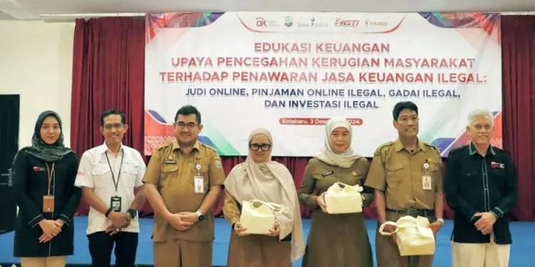 Foto bersama di sela kegiatan Bank Kalsel - OJK Kalimantan terkait edukasi keuangan dari aktivitas ilegal. (foto : istimewa)