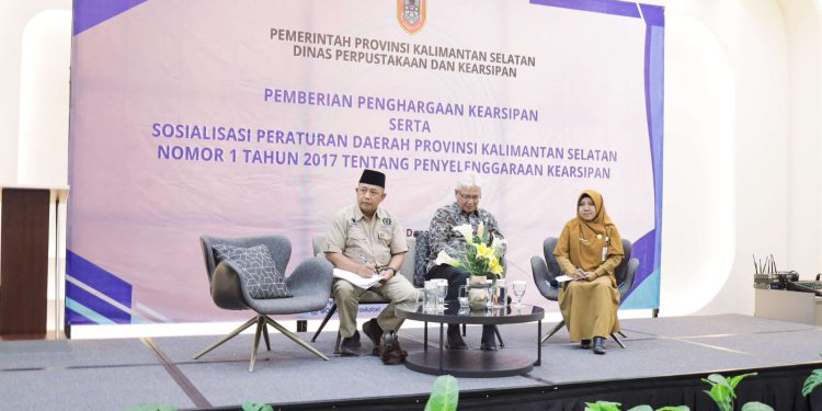 Anggota Komisi IV DPRD Kalsel Nor Fajri, saat menghadiri acara Pemberian Penghargaan Pengelolaan Arsip Aktif dan Penghargaan Penerapan Aplikasi
SRIKANDI. (foto : istimewa)