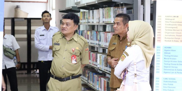 Kepala DPMPTSP Banjarbaru Bambang Supriyanto dan jajaran saat berkunjung ke Dispersip Kalsel. (foto : istimewa)