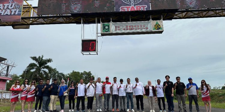 Jajaran Direksi PT Trio Motor sebelum balap motor Honda di Sirkuit Balipat Binuang, Kabupaten Tapin. (foto : istimewa)