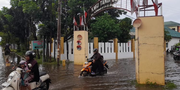 Banjir Rob yang melanda salah satu kawasan di Banjarmasin. (foto : shn/seputaran)