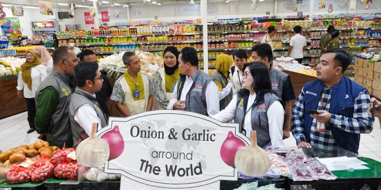 TPID Banjarmasin saat monitoring stok dan harga Bapok di ritel modern. (foto : shn/seputaran)