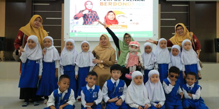 Peserta semarak Dongeng Nasional di Perpustakaan Palnam Dispersip Kalsel saat foto bersama. (foto : istimewa)