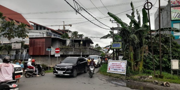 Jalan Simpang Ulin yang akan ditutup karena ada pengerjaan jembatan. (foto : shn/seputaran)