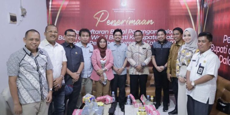 Komisi I DPRD Kalsel melakukan monitoring  ke KPU Tabalong berserta rombongan lainnya. (foto : istimewa)