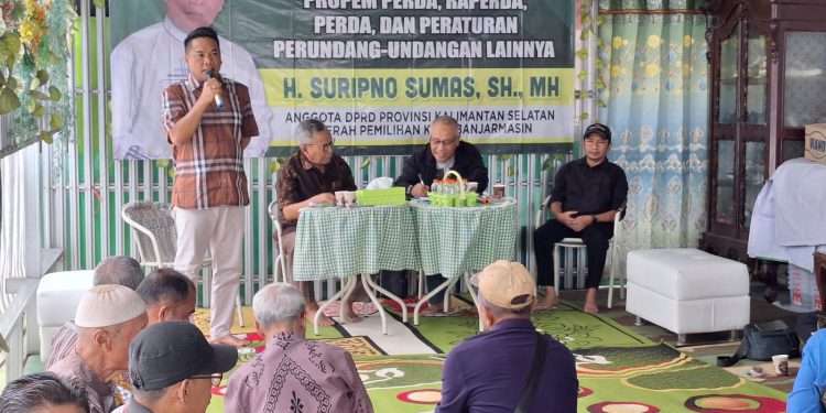 Ketua Fraksi PKB DPRD Kalsel  Suripno Sumas SH menggelar Sosper dengan narasumber Wakil Ketua Komisi I DPRD Banjarmasin H Deddy Sophian dan Kepala Dinas Ketanahan Pangan, Pertanian dan Perikanan Banjarmasin Yuliansyah Effendi. (foto : istimewa)