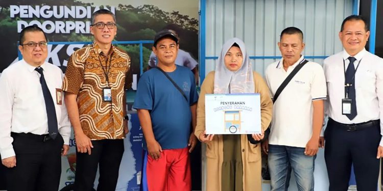 Dirut Bank Kalsel Fachrudin, didampingi Direktur UPZ Bank Kalsel, H. Muhammad Fajri Muhtadi, serta Kepala Kantor Cabang Utama, H. Suriadi, menyerahkan tiga rombong barakah kepada tiga penerima manfaat atau mustahik binaan. (foto : istimewa)