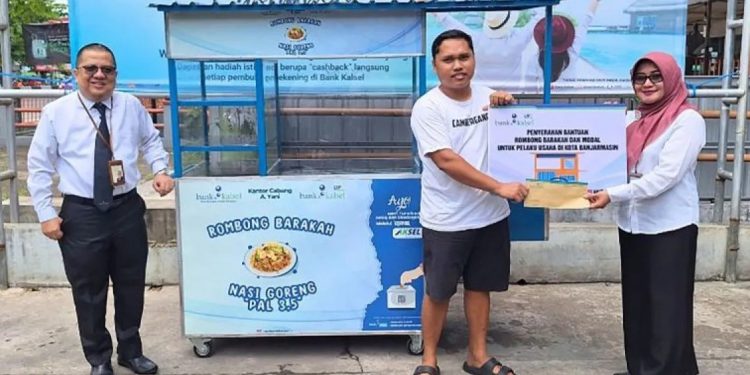 Penyerahan bantuan Rombong Barakah Bank Kalsel kepada penerima. (foto : istimewa)