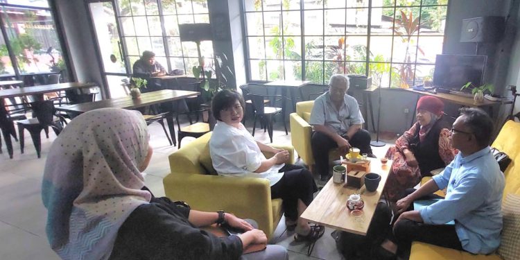 Tim panitia AJA 2024 saat berdiskusi dengan tim Project Multatuli. (foto : istimewa)