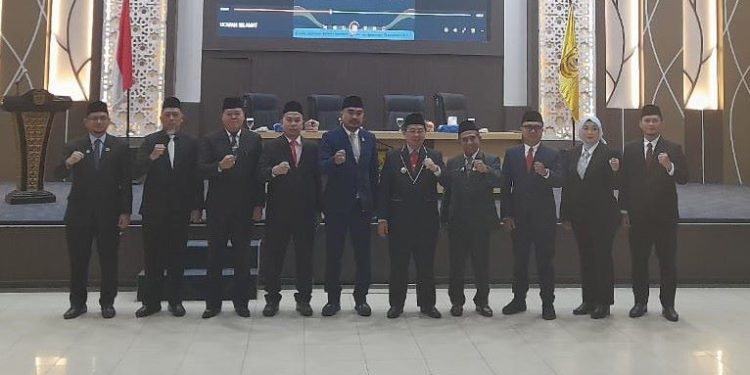 Direksi dan Dewan Pengawas Perumda Pasar Baiman yang dilantik foto bersama walikota, pimpinan DPRD dan Sekdako Banjarmasin. (foto : shn/seputaran)