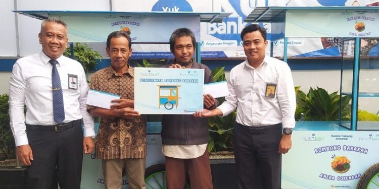 Penyerahan rombong barakah Bank Kalsel kepada dua pedangan keliling di Amuntai. (foto : istimewa)