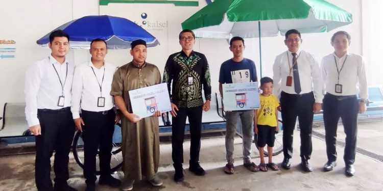 Dirut Bank Kalsel Fachrudin saat menyerahkan bantuan secara simbolis. (foto : istimewa)