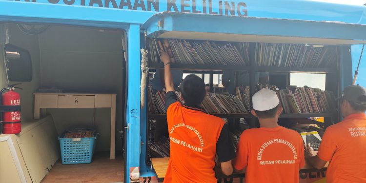 Warga binaan saat memilih buku bacaan koleksi Pusling Dispersip Kalsel. (foto : istimewa)