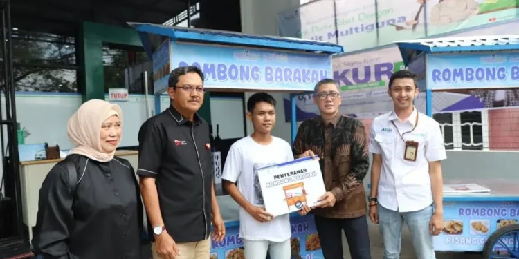 Dirut Bank Kalsel Fachrudin saat menyerahkan bantuan Rombong Barakah Bank Kalsel. (foto : istimewa)